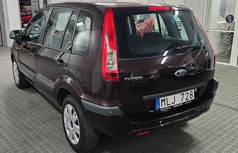 Begagnad Ford Fusion Style 101 HK (74 kW) 2010 Röd Halvkombi