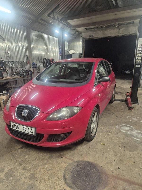 Röd Begagnad 2005 Seat Altea Minibuss | 25 000 kr - Bild 1/4