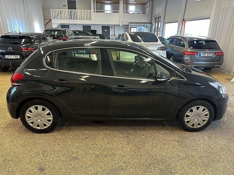 Grå Begagnad 2019 Peugeot 208 Halvkombi | 89 900 kr (Marknadspris) - Bild 1/4