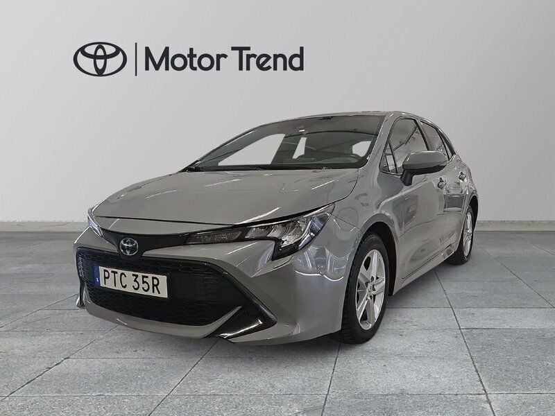Grå Begagnad 2022 Toyota Corolla Hybrid Active Halvkombi | 229 900 kr (Marknadspris) - Bild 1/4