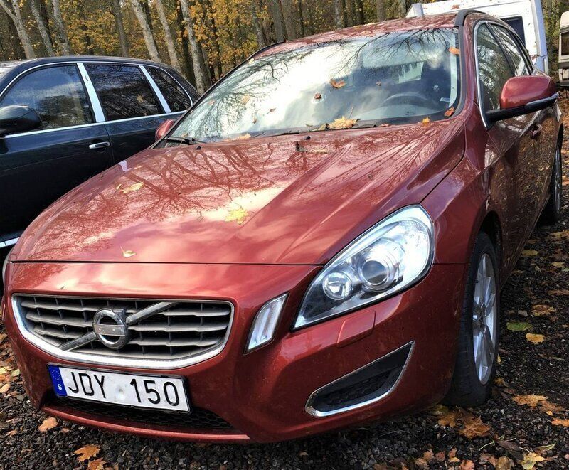 Röd Begagnad 2010 Volvo V60 Momentum Kombi | 115 000 kr (Marknadspris) - Bild 1/4