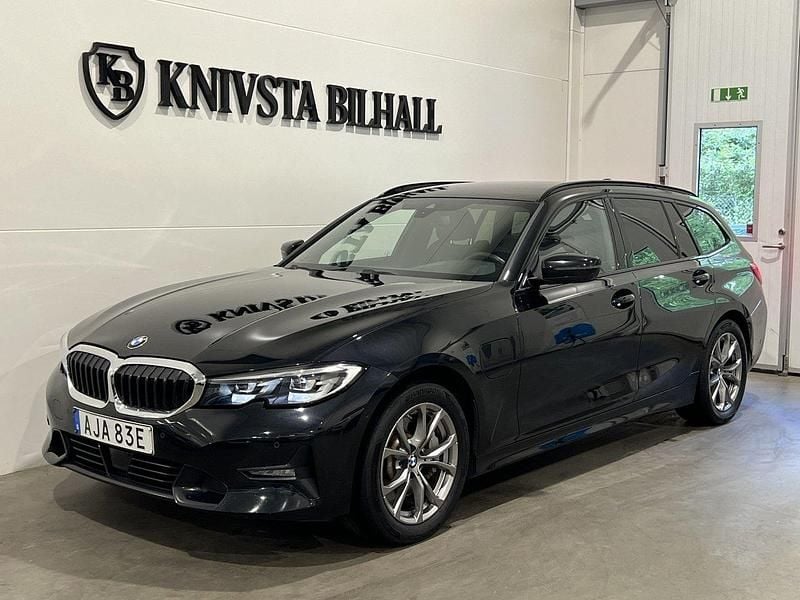 Svart Begagnad 2020 BMW 330e Sport Line Kombi | 258 800 kr (Bra pris) - Bild 1/4