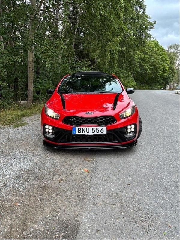 Röd Begagnad 2015 Kia ProCeed GT Halvkombi | 125 000 kr (Marknadspris) - Bild 1/4