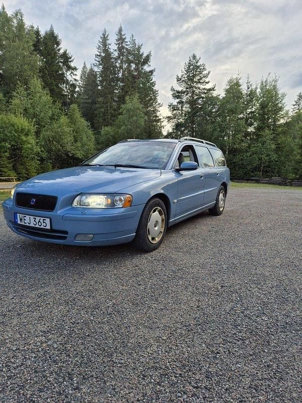Blå Begagnad 2005 Volvo V70 Momentum Kombi | 19 500 kr (Marknadspris) - Bild 1/4