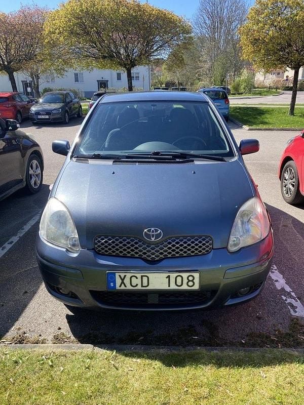 Blå Begagnad 2005 Toyota Yaris Halvkombi | 32 000 kr (Marknadspris) - Bild 1/4