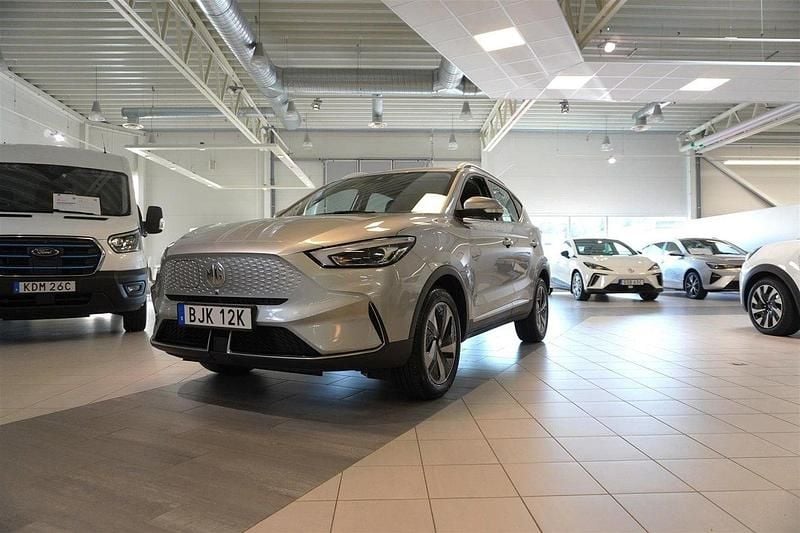 Grå Begagnad 2022 MG ZS Luxury Sedan | 239 900 kr (Superpris) - Bild 1/4