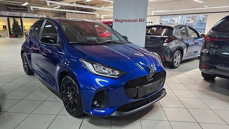 Glass blue metallic Begagnad 2024 Mazda 2 Homura-Line Halvkombi | 293 400 kr (Marknadspris) - Bild 1/3