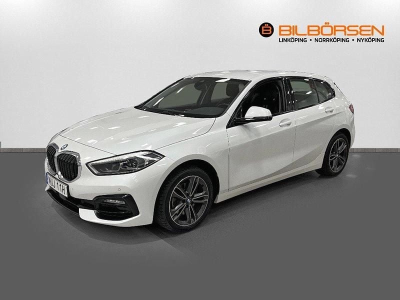 Vit Begagnad 2021 BMW 118 Sport Line Halvkombi | 209 900 kr (Marknadspris) - Bild 1/4