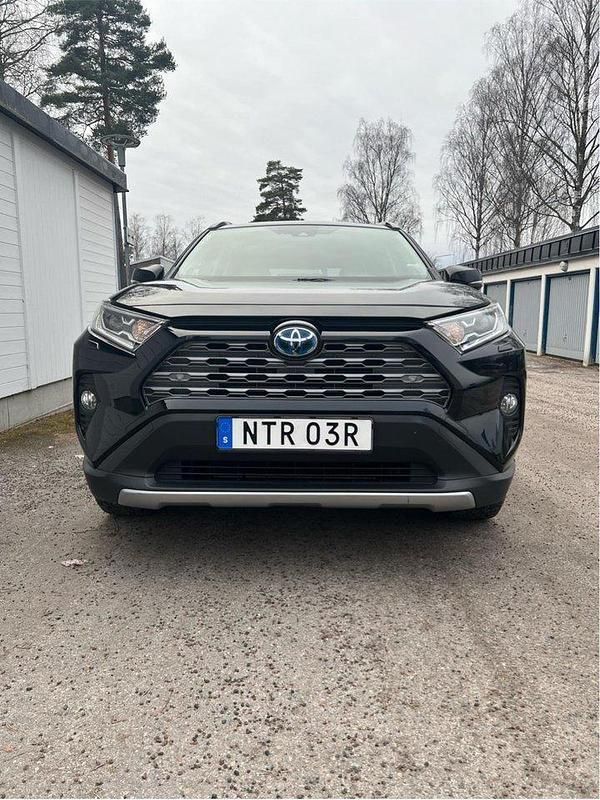 Svart Begagnad 2019 Toyota RAV4 Hybrid Executive SUV | 285 000 kr (Marknadspris) - Bild 1/4