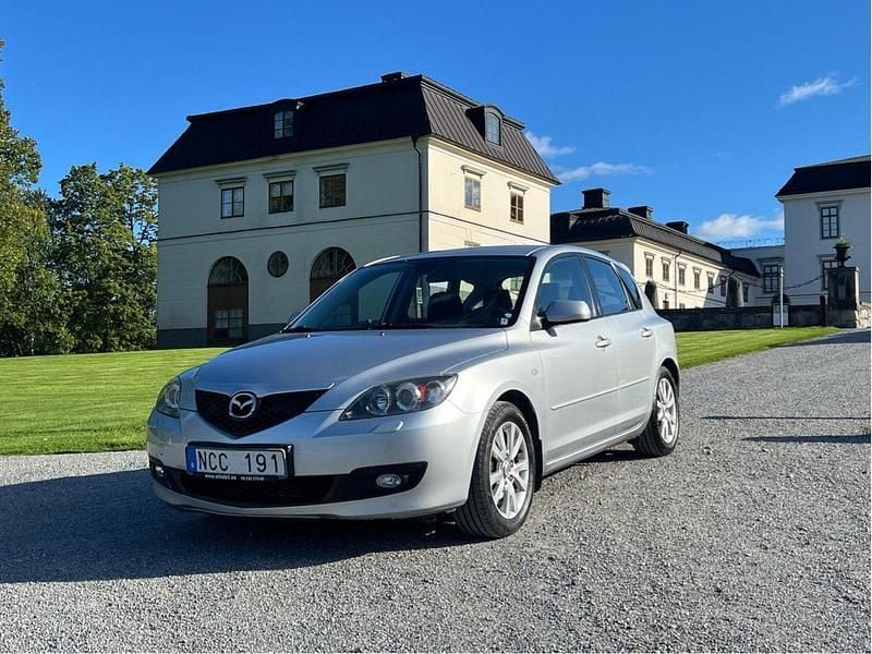 Grå Begagnad 2007 Mazda 3 Inclusive Halvkombi | 34 900 kr (Marknadspris) - Bild 1/4