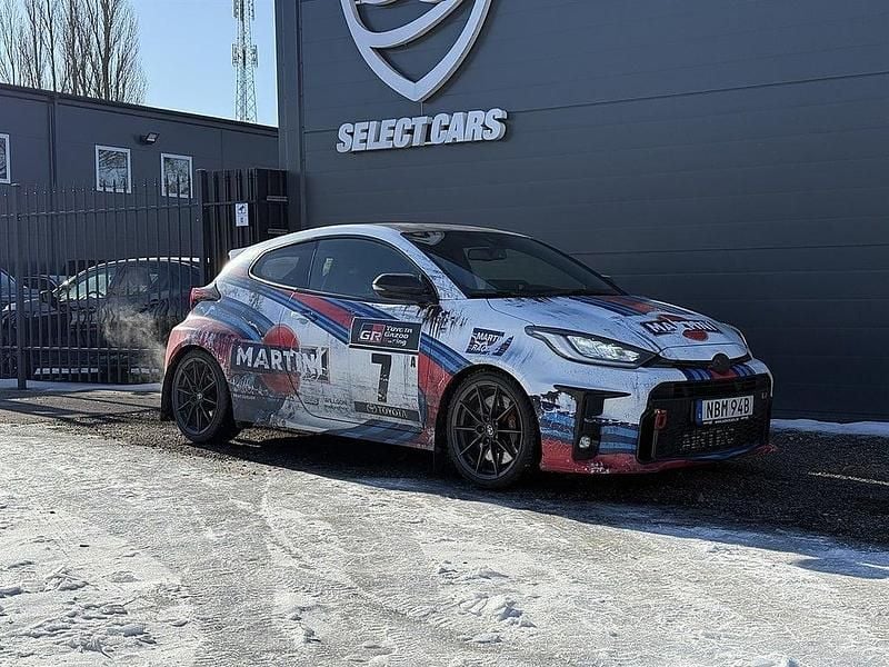 Begagnad Toyota Yaris 261 HK (191 kW) 2020 Svart Halvkombi