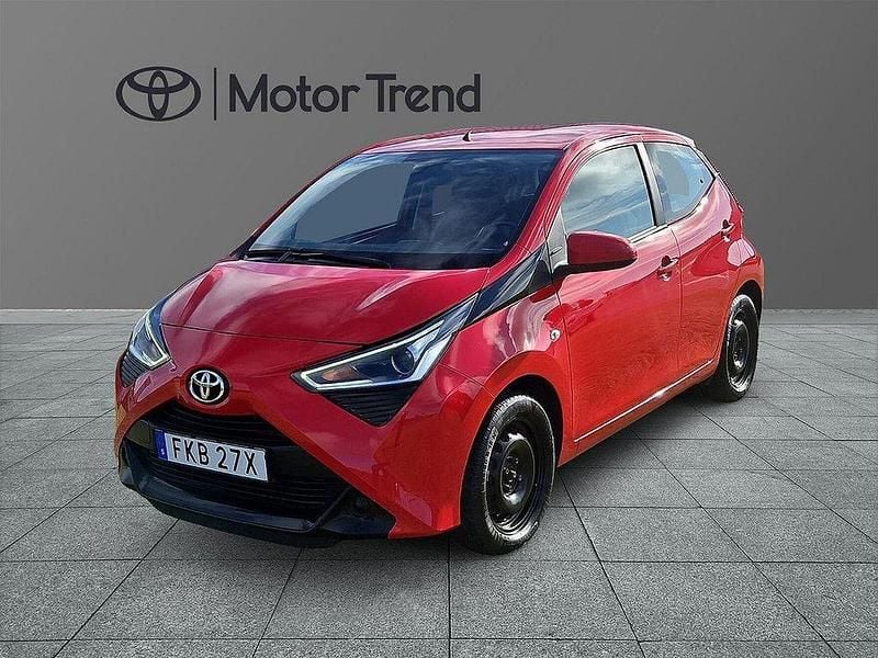 Röd Begagnad 2019 Toyota Aygo X-play Halvkombi | 99 000 kr (Marknadspris) - Bild 1/3