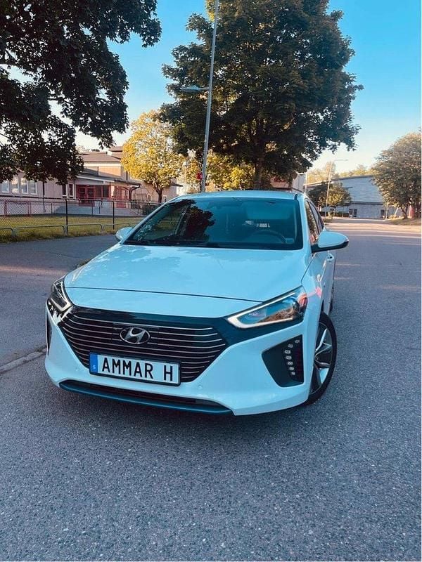 Vit Begagnad 2017 Hyundai Ioniq Eco Sedan | 170 000 kr (Marknadspris) - Bild 1/4