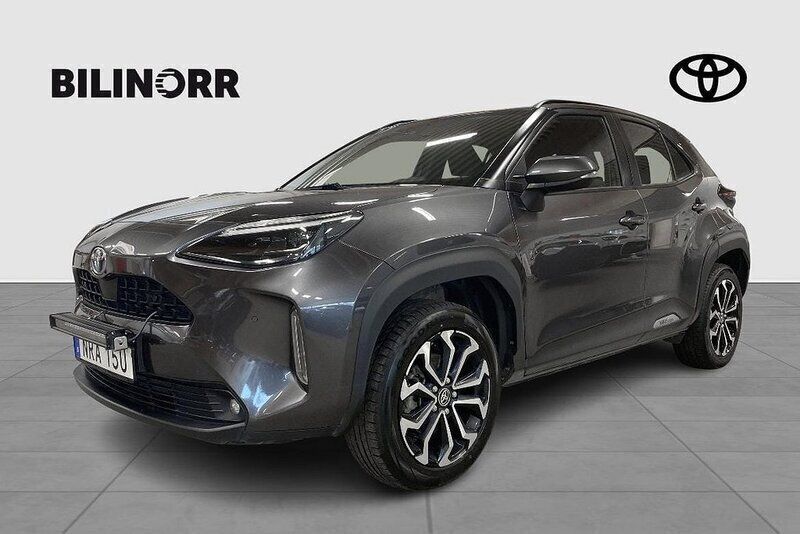Mörkgrå Begagnad 2023 Toyota Yaris Cross Active SUV | 229 900 kr (Marknadspris) - Bild 1/4