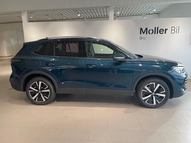 Mörkblå (nightshade blue metallic) Ny 2025 VW Tiguan Life SUV | 616 600 kr (Dyr) - Bild 1/4