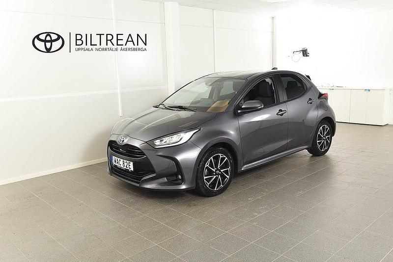 Mörkgrå Begagnad 2022 Toyota Yaris Hybrid Active Halvkombi | 199 800 kr (Marknadspris) - Bild 1/4