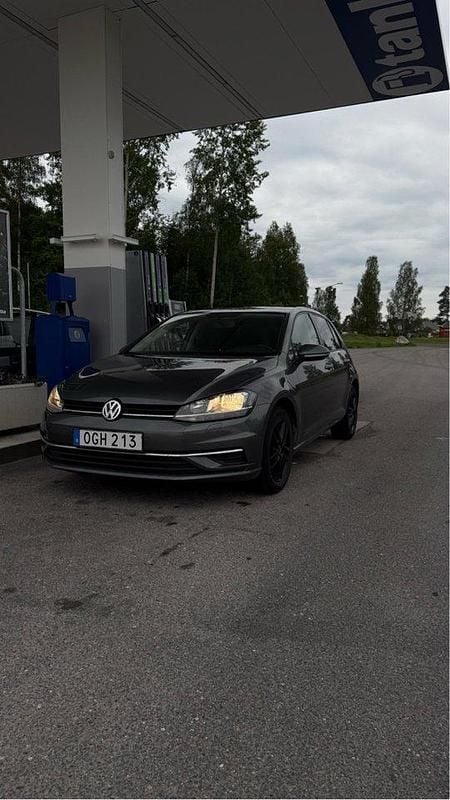 Grå Begagnad 2018 VW Golf VII Halvkombi | 150 000 kr (Marknadspris) - Bild 1/4