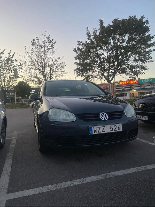 Grå Begagnad 2005 VW Golf IV Trendline Halvkombi | 21 000 kr (Marknadspris) - Bild 1/4