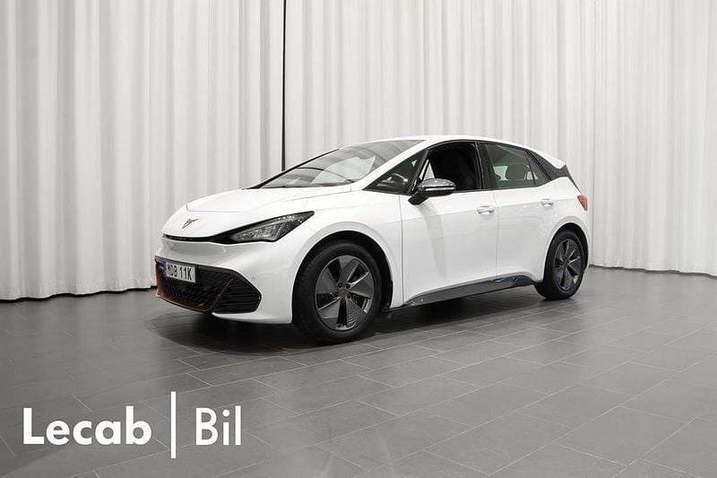 Vit (glacial white metallic) Begagnad 2023 Cupra Born Halvkombi | 259 500 kr (Marknadspris) - Bild 1/4