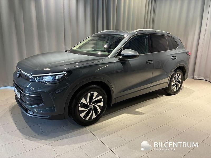 Grå Begagnad 2024 VW Tiguan Life SUV | 384 900 kr (Lite dyr) - Bild 1/4