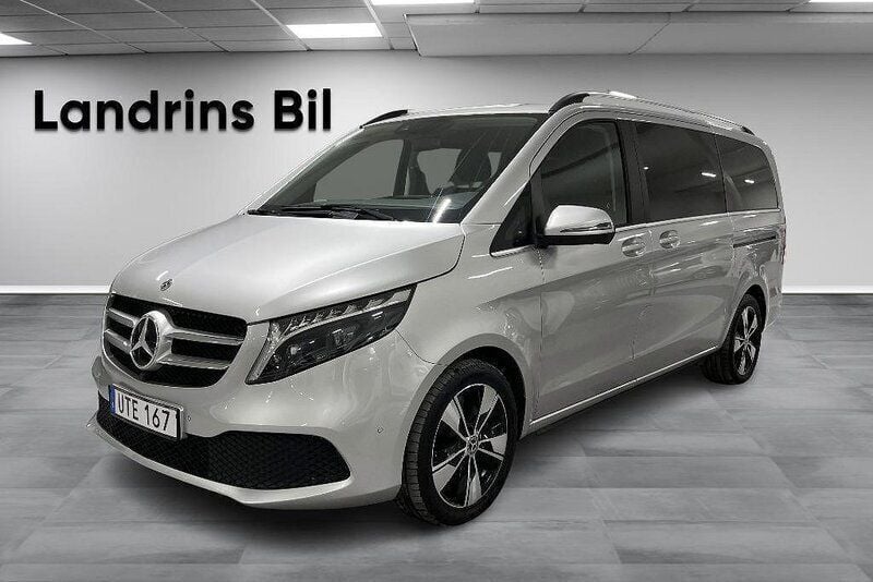 Silver (briljantsilver metallic) Begagnad 2023 Mercedes V300 Avantgarde Minibuss | 649 900 kr (Bra pris) - Bild 1/4