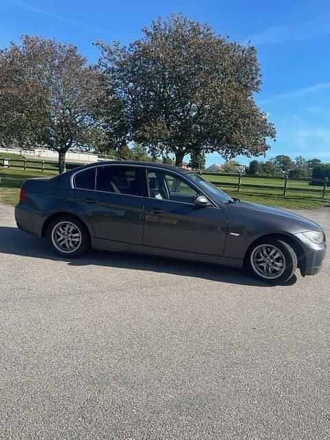 Grå Begagnad 2008 BMW 325 Comfort Edition Sedan | 70 000 kr (Superpris) - Bild 1/4