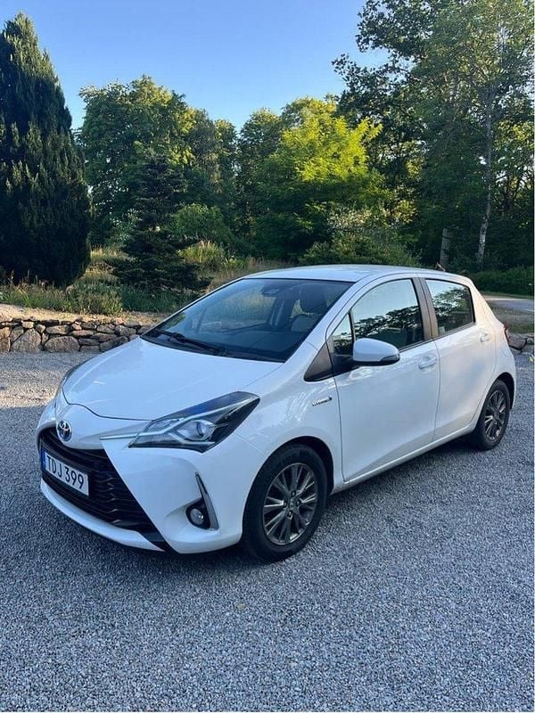 Vit Begagnad 2018 Toyota Yaris Hybrid Active Halvkombi | 138 000 kr (Bra pris) - Bild 1/4