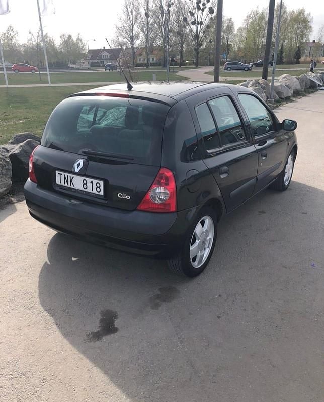 Begagnad Renault Clio II 98 HK (72 kW) 2003 Halvkombi