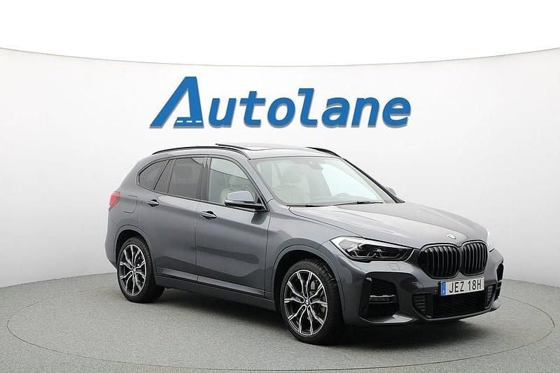 Grå Begagnad 2021 BMW X1 M Sport SUV | 349 900 kr - Bild 1/3