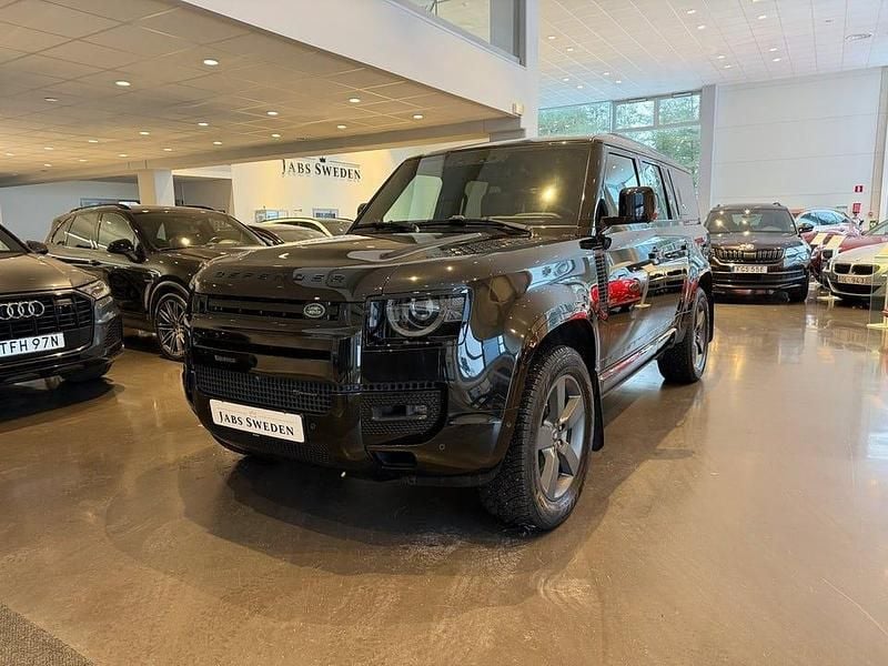 Begagnad Land Rover Defender Dynamic 301 HK (221 kW) 2023 Santorini svart metallic SUV
