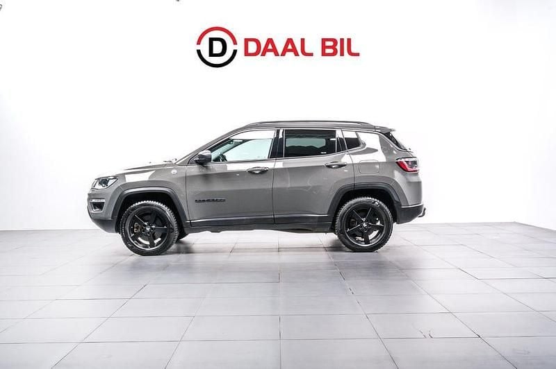 Grå Begagnad 2020 Jeep Compass Trailhawk SUV | 239 700 kr (Marknadspris) - Bild 1/4