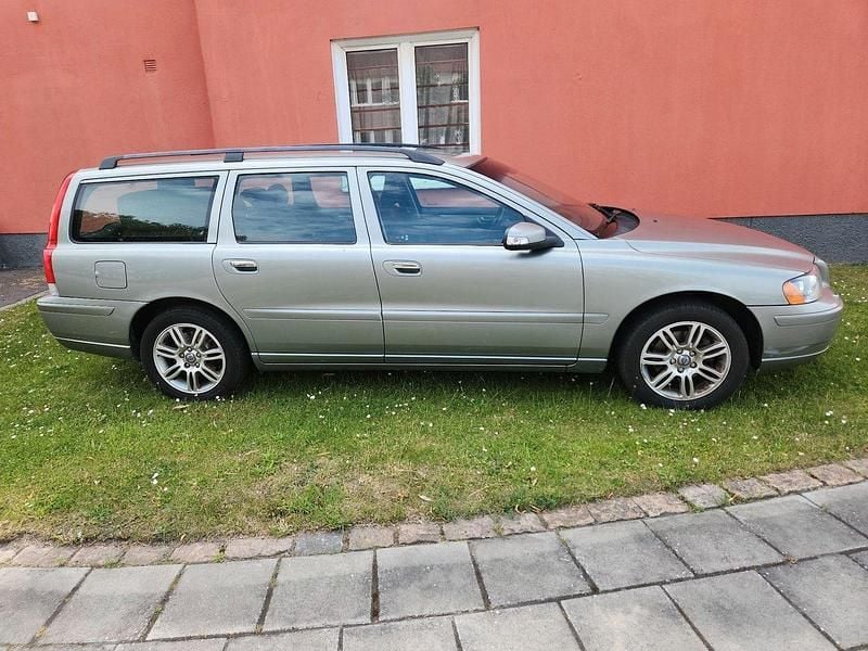Ljusgrön (grön) Begagnad 2008 Volvo V70 Momentum Kombi | 38 500 kr (Superpris) - Bild 1/4
