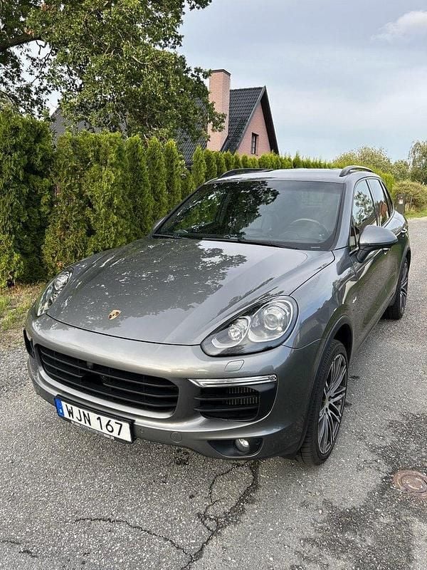 Grå Begagnad 2017 Porsche Cayenne S SUV | 419 000 kr (Marknadspris) - Bild 1/4