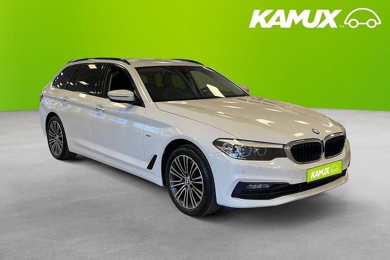 Vit Begagnad 2018 BMW 520 Sport Line Kombi | 224 800 kr (Marknadspris) - Bild 1/4