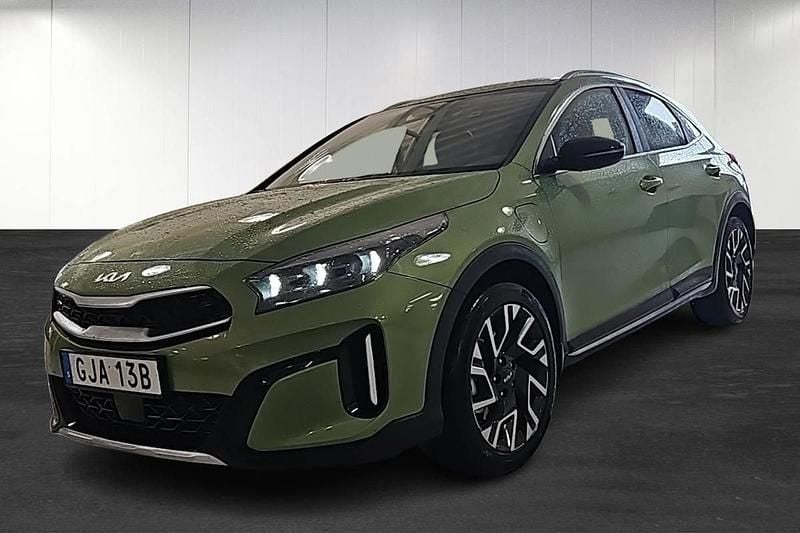 Grön (green) Begagnad 2023 Kia XCeed Advance SUV | 269 900 kr (Bra pris) - Bild 1/4