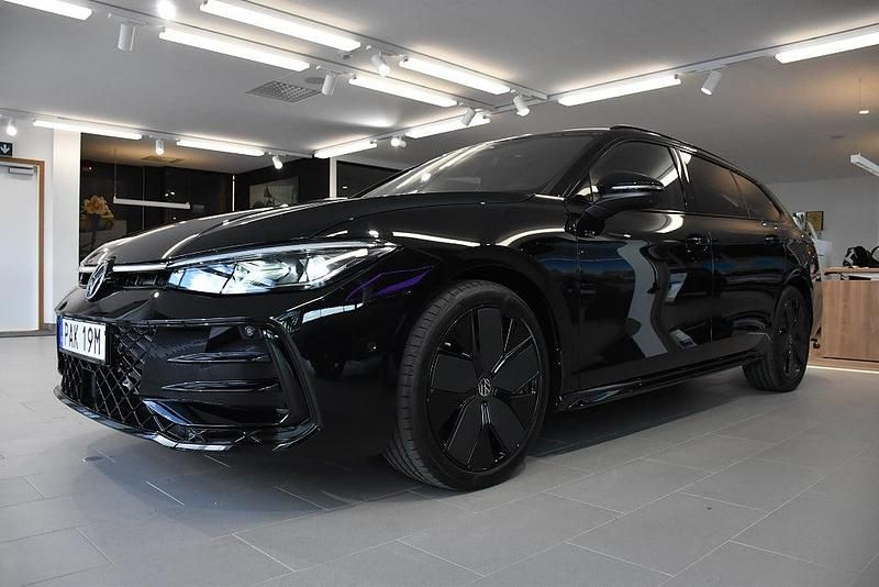 Svart Begagnad 2024 VW Passat Edition Kombi | 528 200 kr (Dyr) - Bild 1/4