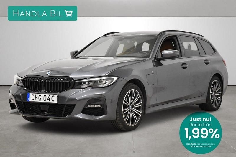 Grå Begagnad 2020 BMW 330e M Sport Kombi | 379 900 kr (Dyr) - Bild 1/3