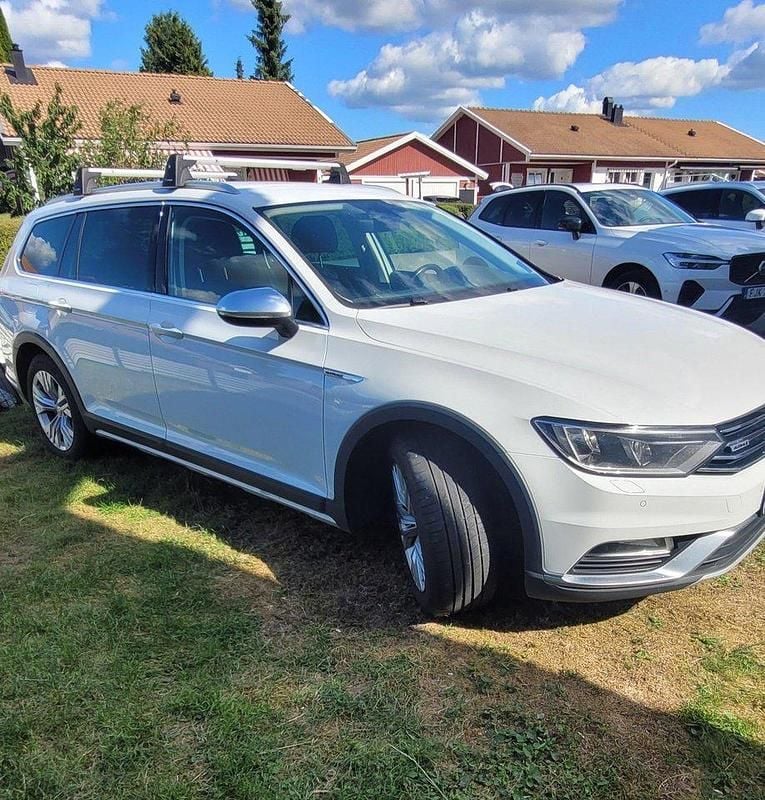 Vit Begagnad 2017 VW Passat Alltrack Kombi | 147 000 kr (Marknadspris) - Bild 1/4