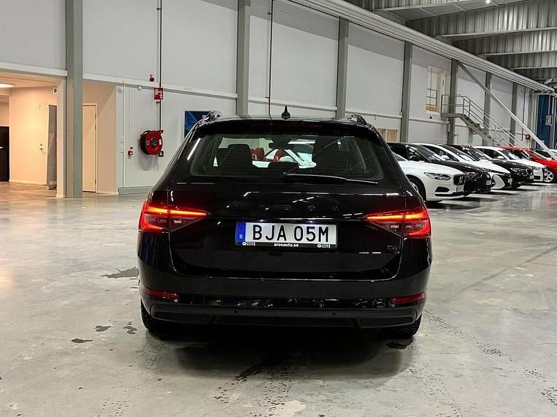 Begagnad Skoda Superb 218 HK (160 kW) 2022 Svart Kombi