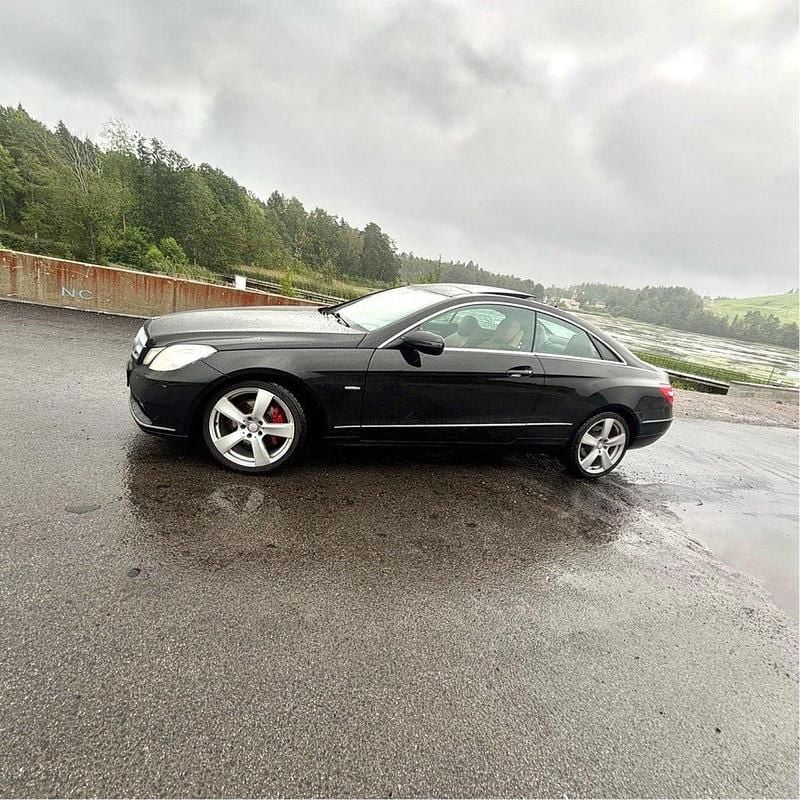 Svart Begagnad 2010 Mercedes E350 Sportkupé | 125 000 kr (Marknadspris) - Bild 1/4