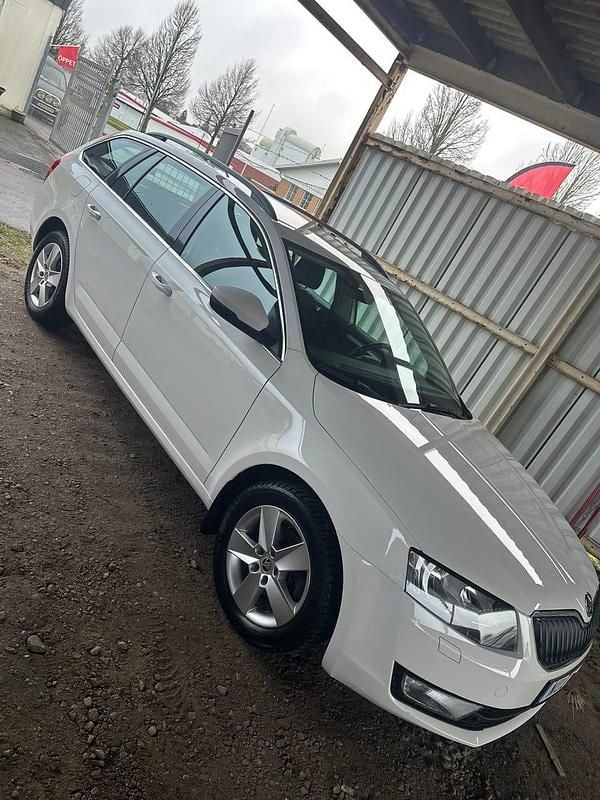 Begagnad 2017 Skoda Octavia Kombi | 119 000 kr (Marknadspris) - Bild 1/4