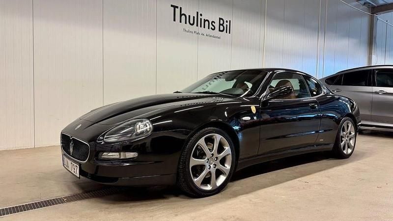 Svart Begagnad 2006 Maserati Coupé GT Sportkupé | 299 900 kr - Bild 1/4