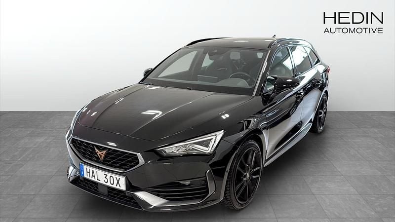 Svart (black) Begagnad 2023 Cupra Leon Kombi | 309 900 kr (Marknadspris) - Bild 1/4