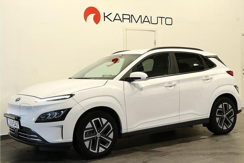 Vit Begagnad 2022 Hyundai Kona SUV | 259 900 kr (Marknadspris) - Bild 1/4