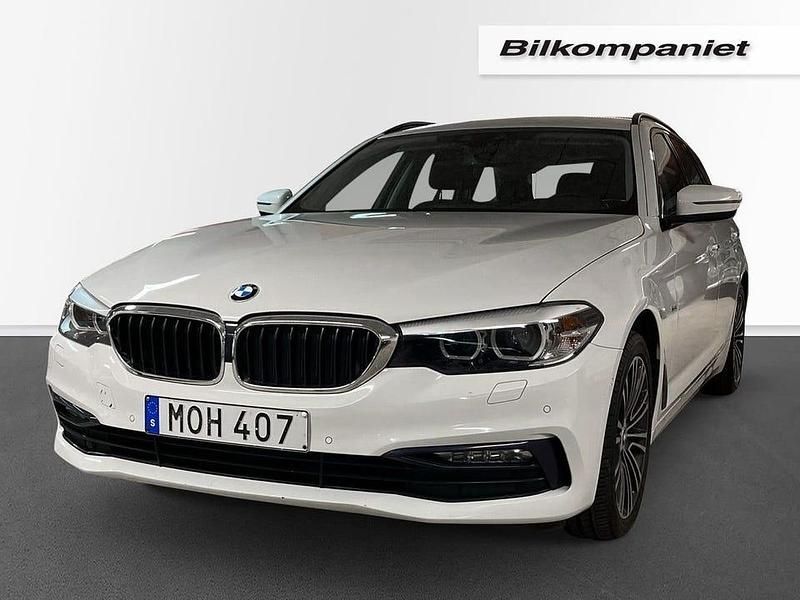 Vit Begagnad 2018 BMW 520 Sport Line Kombi | 239 000 kr (Marknadspris) - Bild 1/4
