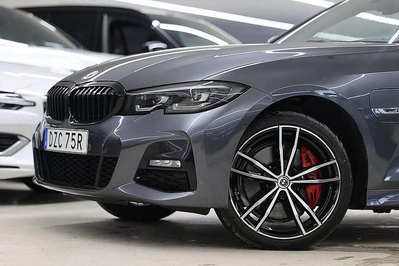 Begagnad BMW 330e Shadowline 184 HK (135 kW) 2022 Grå Sedan