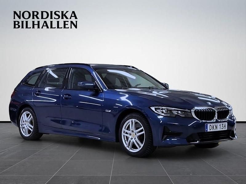 Blå Begagnad 2022 BMW 330 Sport Line Kombi | 299 795 kr (Marknadspris) - Bild 1/4