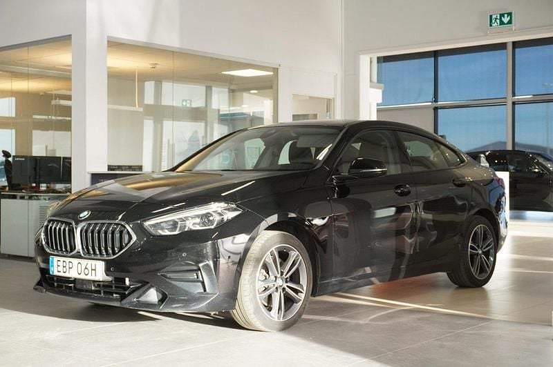 Svart Begagnad 2022 BMW 218 Sport Line Sportkupé | 240 000 kr (Superpris) - Bild 1/4
