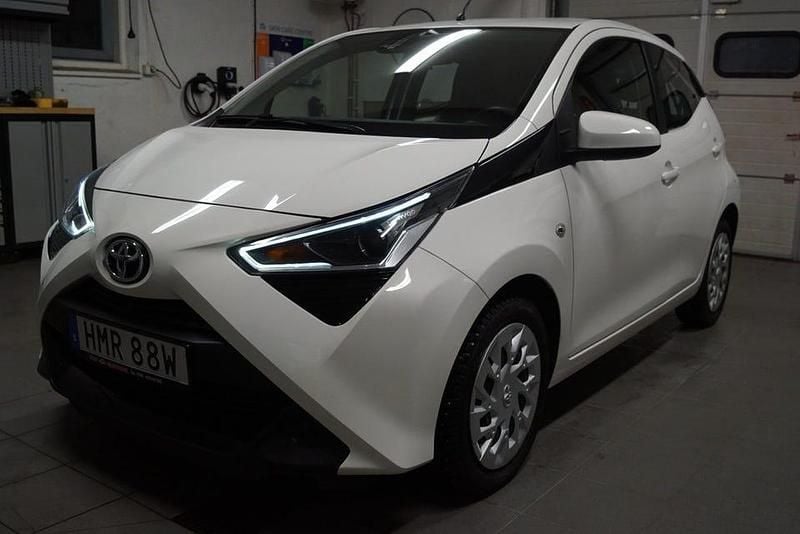 Vit Begagnad 2021 Toyota Aygo X-play Halvkombi | 129 500 kr (Marknadspris) - Bild 1/4