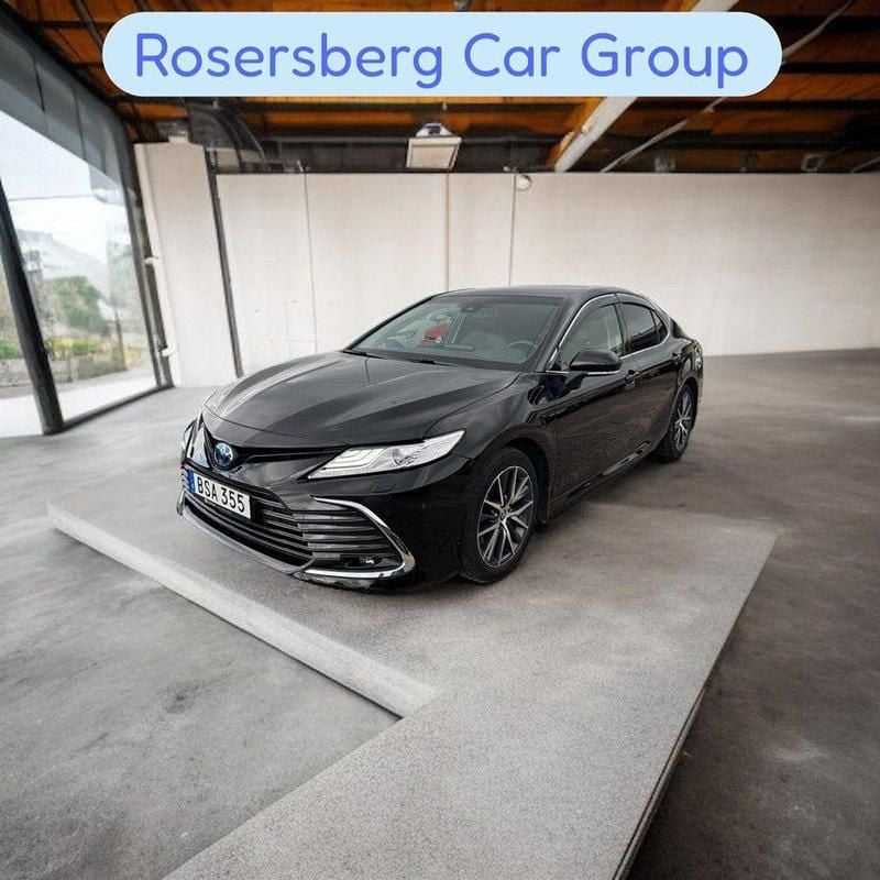 Svart Begagnad 2022 Toyota Camry Hybrid Executive Sedan | 279 875 kr (Marknadspris) - Bild 1/4